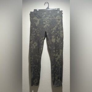 Vuori camo/floral leggings, women’s size large. Like new.